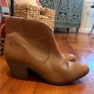 Frye Women's Tan Leather Ankle Boots 👢